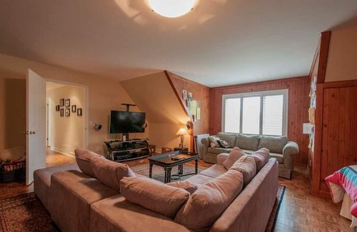 St-Adolphe-d'Howard Chalet De Esquí | Huge Lakeside Chalet With Pool and hot tub