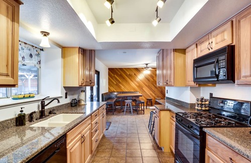 Laughlin Casa | Laughlin Retreat w/ Pool: 2 Mi to Big Bend!