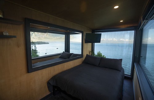 Laingholm Cabina | Clifftop Seaview Seduction