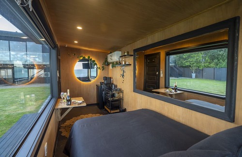 Laingholm Cabina | Clifftop Seaview Seduction
