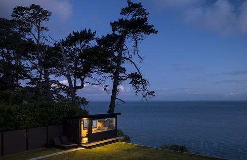 Laingholm Cabina | Clifftop Seaview Seduction