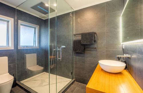Laingholm Cabina | Clifftop Seaview Seduction