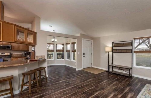 Benton City Cabaña | Heart of Red Mountain in Wine Country!