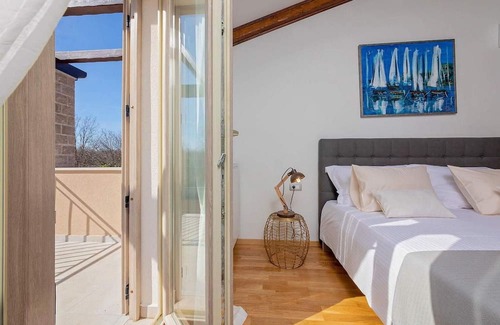 Topid Casa | Villa Mercedes is a nice newly built holiday home with swimming pool near Labin.