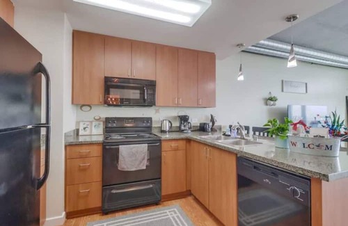Civic Core Apartamento | Stunning High-Rise Condo w Free Gym, Pool, Laundry