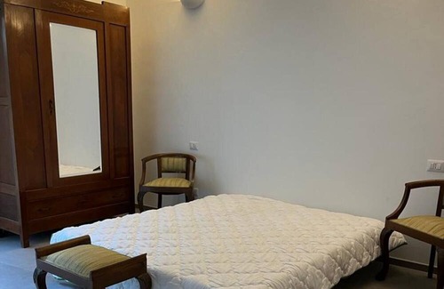 Invorio Apartamento | Holiday Apartment 'La Casina Tra I Laghi' with Private Garden and Wi-Fi