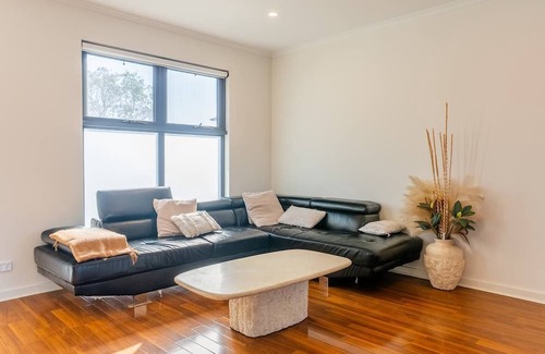 Blair Athol Casa | Contemporary Family Home 15 Mins from City and Beach