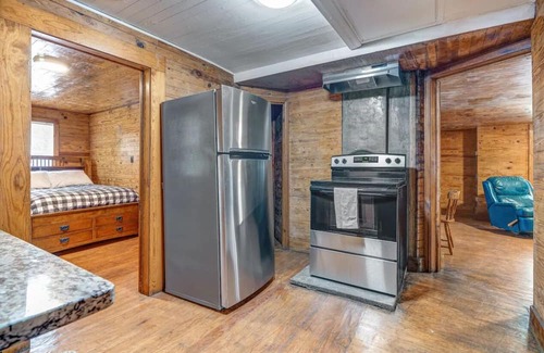 McCalla Cabina | Stone Cottage Convenient to UA, Hoover Met, Golf