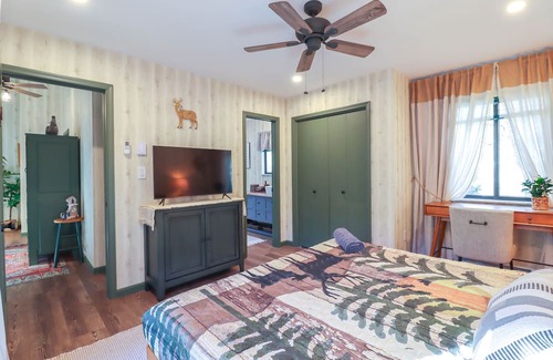 Tannersville Cabina | Creekside Tannersville Cabin: 2 Acres & Hot Tub!