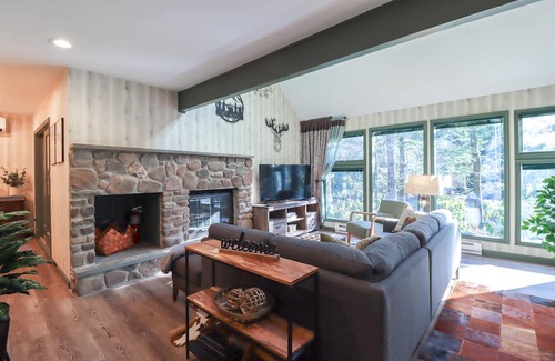 Tannersville Cabina | Creekside Tannersville Cabin: 2 Acres & Hot Tub!