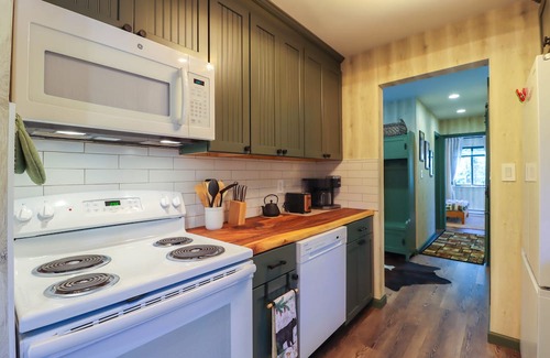Tannersville Cabina | Creekside Tannersville Cabin: 2 Acres & Hot Tub!