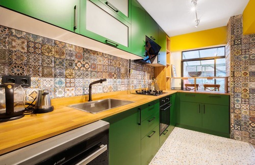 Moda Apartamento | Flat w Jacuzzi and Backyard 6 min to Kadikoy Coast