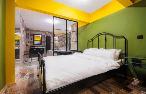 Moda Apartamento | Flat w Jacuzzi and Backyard 6 min to Kadikoy Coast