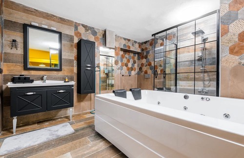 Moda Apartamento | Flat w Jacuzzi and Backyard 6 min to Kadikoy Coast