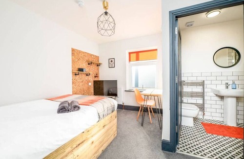 Grimsby Casa | 6BR Ensuite House in the heart of Eleanor Street