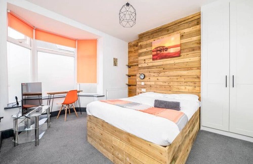Grimsby Casa | 6BR Ensuite House in the heart of Eleanor Street