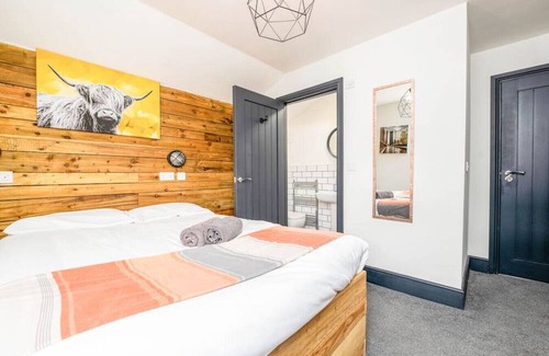 Grimsby Casa | 6BR Ensuite House in the heart of Eleanor Street