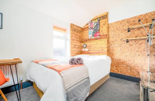 Grimsby Casa | 6BR Ensuite House in the heart of Eleanor Street