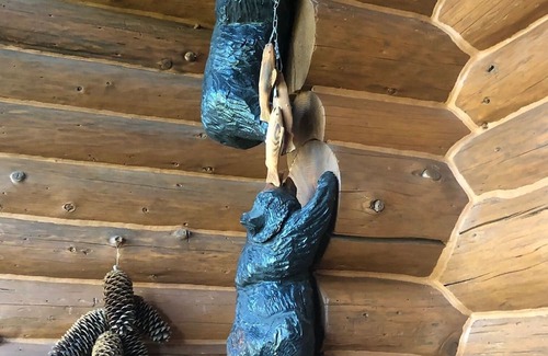 Eugene Casa | Spectacular log lodge on 5 acres of parkland 10 minutes from Eugene town
