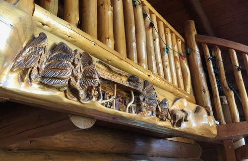 Eugene Casa | Spectacular log lodge on 5 acres of parkland 10 minutes from Eugene town