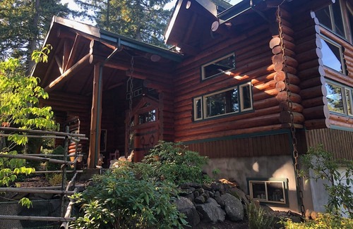 Eugene Casa | Spectacular log lodge on 5 acres of parkland 10 minutes from Eugene town