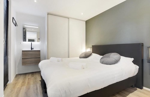 Elst Casa | These Eco-Lodges are equipped for 12 people and have one hot tub. From your own terrace, you can therefore completely relax and enjoy your own wellness moment!