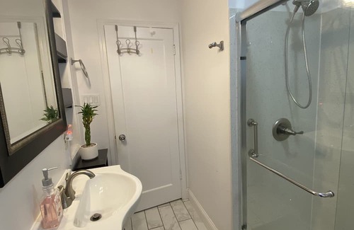 Lower Bal Casa | Cute home with a green thumb, pet friendly