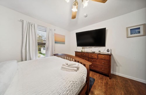 Mayfield Heights Casa | Charming Colorful Cottage
