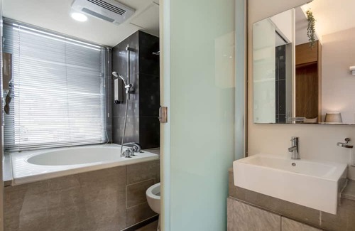 Xinyi Condominio | 1B1b Cinema, Kitchen, Bathtub, Desk, 1.5min to MRT