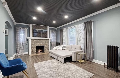 Grosse Pointe Casa | Large Modern Chic Detroit Getaway