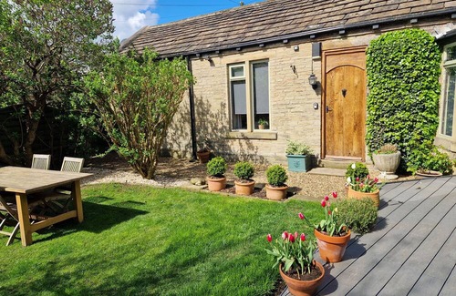 Rastrick Cabaña | Superb 2-bedroomed Briar Cottage Guest Suite in Norwood Green, Halifax