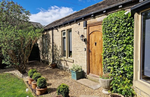 Rastrick Cabaña | Superb 2-bedroomed Briar Cottage Guest Suite in Norwood Green, Halifax