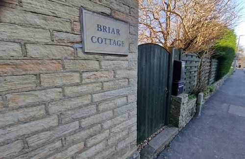 Rastrick Cabaña | Superb 2-bedroomed Briar Cottage Guest Suite in Norwood Green, Halifax