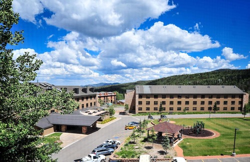 Brian Head Complejo | Cozy home base for your ski vacation just a 2 min walk frm Brians Head Resort.