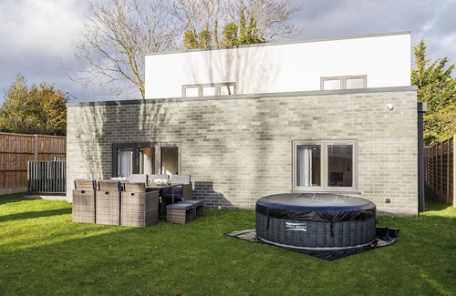 Gerrards Cross Casa | Lux Smart Home | New Build | Parking | Families