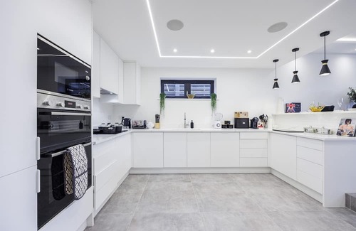 Gerrards Cross Casa | Lux Smart Home | New Build | Parking | Families