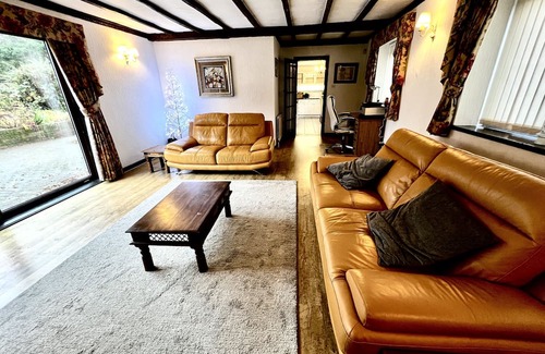 Waterlooville Casa | 15th Century Thatched Cottage with Pool