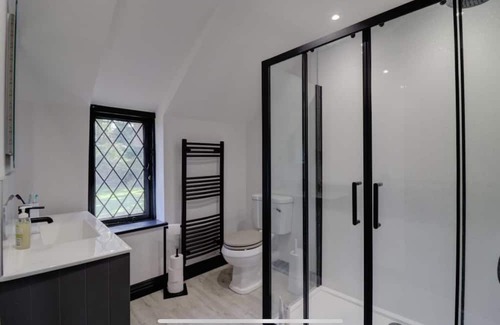 Waterlooville Casa | 15th Century Thatched Cottage with Pool