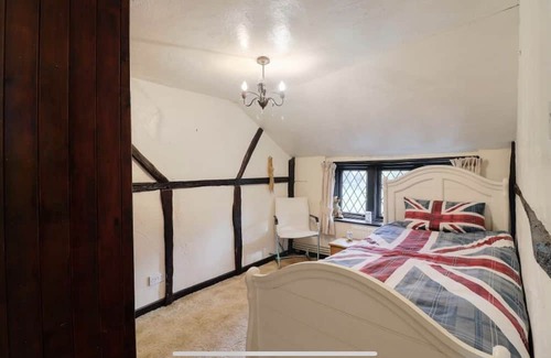 Waterlooville Casa | 15th Century Thatched Cottage with Pool