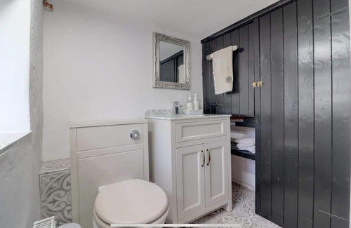 Waterlooville Casa | 15th Century Thatched Cottage with Pool
