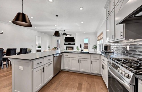 Bentonville Casa | New Furnished Home 4BR 2B Lg K, close to Corp and Region offices.