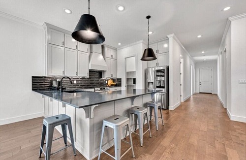 Bentonville Casa | New Furnished Home 4BR 2B Lg K, close to Corp and Region offices.