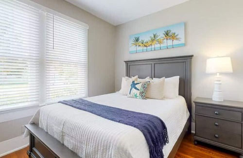 Galveston Cabina | Centrally located unit with shared courtyard, designated hot tub, & fire pit!