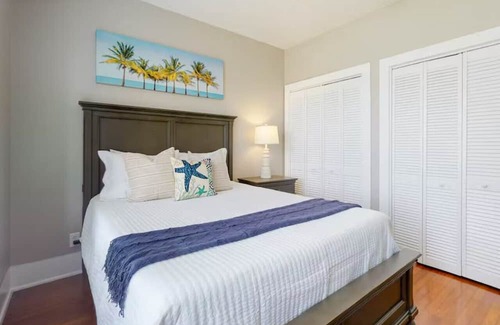 Galveston Cabina | Centrally located unit with shared courtyard, designated hot tub, & fire pit!