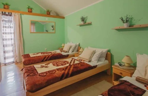 Ogulin Apartamento | Comfortable and spacious apartment with terrace Sabljak Selo, Gorski kotar (A-21683-a)