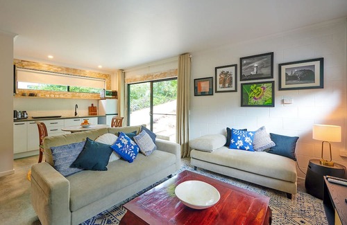 Ocean Shores Cabina | "Discover a stylish cabin 400m from the beach.