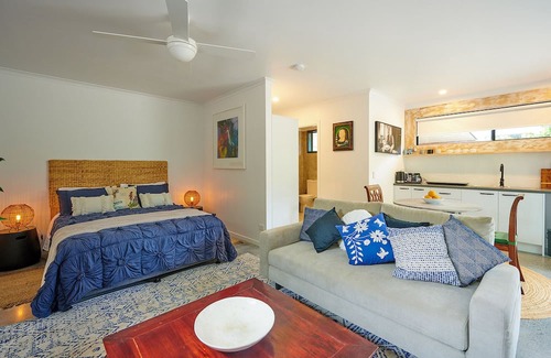Ocean Shores Cabina | "Discover a stylish cabin 400m from the beach.