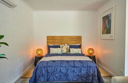 Ocean Shores Cabina | "Discover a stylish cabin 400m from the beach.