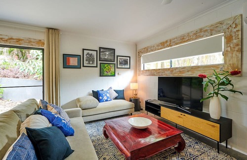 Ocean Shores Cabina | "Discover a stylish cabin 400m from the beach.