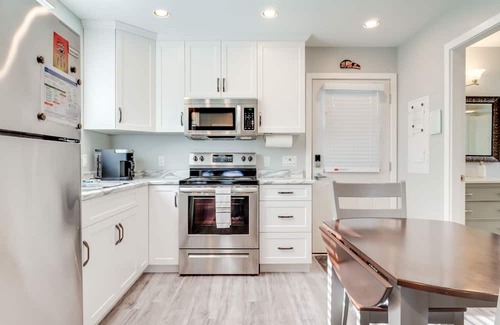 Port Alberni Casa | The Bear Studio House: Open concept house that sleeps up to 4